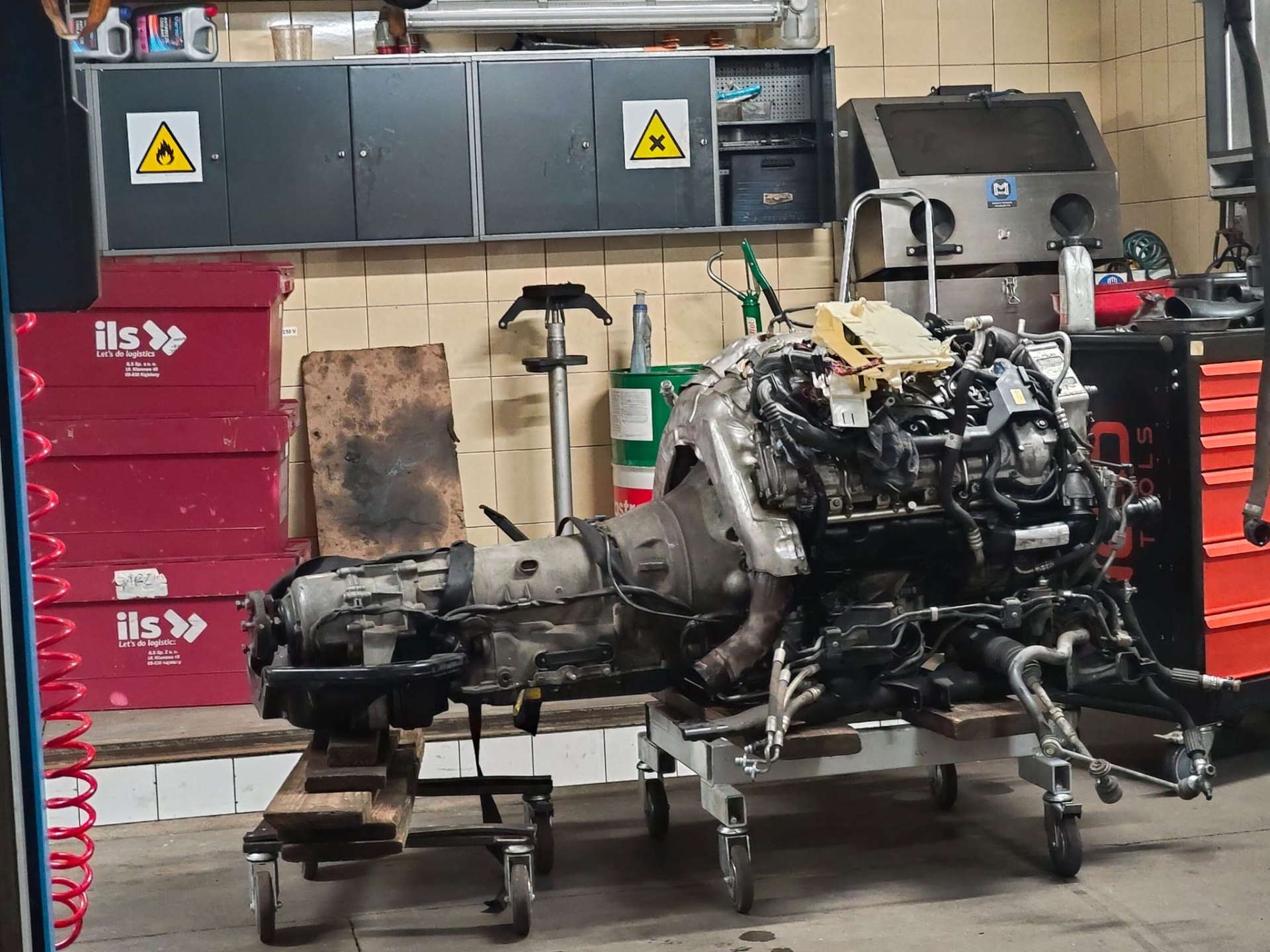 Demontaż silnika i skrzyni biegów Audi - naprawa główna